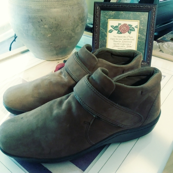 EASY SPIRIT FAIRLY NEW AS SEEN 😎. - Picture 5 of 6